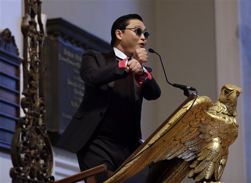 El astro sudcoreano PSY durante un discurso en la Iglesia Memorial en la Universidad de Harvard en Cambridge, Massachusetts el jueves 9 de mayo de 2013. (Foto AP/Elise Amendola)