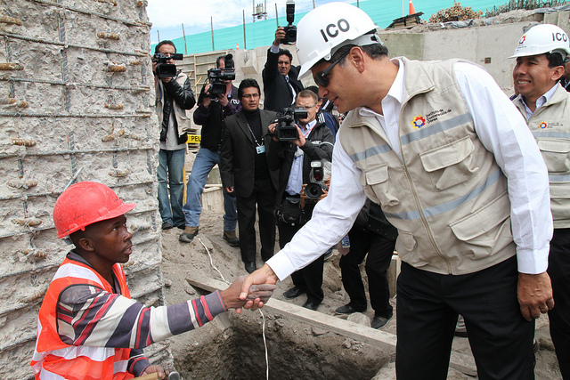 Quito, 14 mayo 2013.- Presidente de la República Rafael Correa visitó la obra en construcción de lo que será el edificio de UNASUR. Fotos:Andrés Reinoso/Presidencia de la República