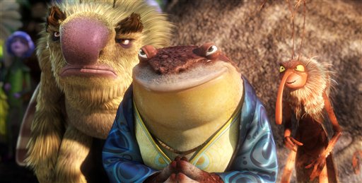 La rana Bufo, cuya voz fue interpretada por Pitbull, centro, en una escena de la película animada “Epic” en una imagen publicitaria proporcionada por 20th Century Fox. (Foto AP/20th Century Fox, Blue Sky Studios)
