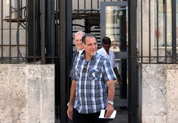 González, de 56 años, se encuentra en Cuba desde el pasado 22 de abril con un permiso judicial humanitario para asistir a los funerales por la muerte de su padre, que falleció un mes antes.