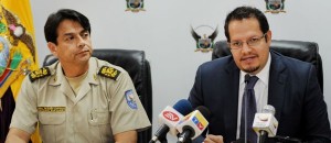 Guayaquil, 15 de Mayo del2013. En el cuartel Modelo y en rueda de prensa a cargo de el Viceministro Javier Córdova se presentaron los resultados de la operación policial HINDU en la que se capturo a una banda que se dedicaba al tráfico de personas. Los de tenidos son: Navtej Kumar alias LUCKY quien era el líder, balachandran Yuganitha Ruban y Arumugam Uthaya Kumar. Los ciudadanos ecuatorianos capturados son: Alvarado Moreno Francisco Lenny y Vásquez del Pozo Arsube Oliverio. APIFOTO/CÉSAR PASACA