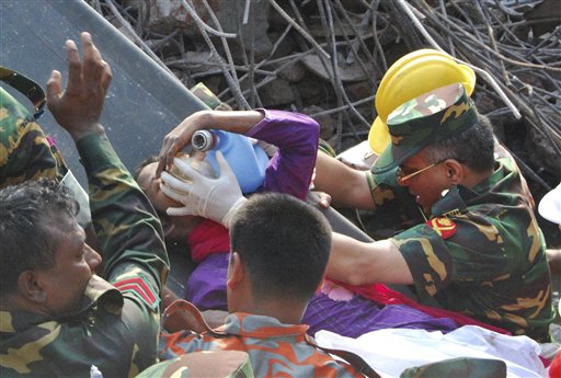 Los socorristas rescatan a una costurera que estuvo atrapada durante 17 días en el edificio derrumbado de fábricas textiles en Saver, cerca de Daca, Bangladesh, el 10 de mayo del 2013. El derrumbe cobró más de mil vidas. (AP Foto/Parvez Ahmad Rony)