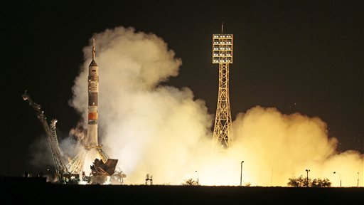 Un cohete Soyuz con la estadounidense Karen Nyberg, el ruso Fyodor Yurchikhin y el italiano Luca Parmitano despega hacia la Estación Espacial Internacional en el cosmodromo de Baikonur, en Kazajistán, el miércoles 29 de mayo de 2013. (AP Foto/Mijaíl Metzel)