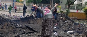 Una mujer llora en el lugar de una de las explosiones que mataron a 43 personas e hirieron a más de 100 en Reyhanli, Turquía, cerca de las frontera con Siria, el sábado 11 de mayo de 2013.(AP foto/Anadolu Agency, Cem Genco)