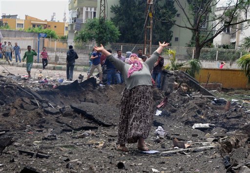 Una mujer llora en el lugar de una de las explosiones que mataron a 43 personas e hirieron a más de 100 en Reyhanli, Turquía, cerca de las frontera con Siria, el sábado 11 de mayo de 2013.(AP foto/Anadolu Agency, Cem Genco)