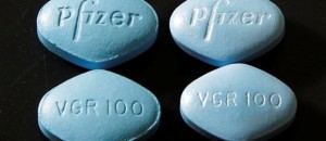 Fotografía de archivo del 2 de marzo de 2012 en la que aparecen píldoras falsificadas de Viagra (las dos de la izquierda) y verdaderas (derecha), en un laboratorio de Pfizer en Groton, Connecticut. (Foto AP/Elise Amendola, Archivo)
