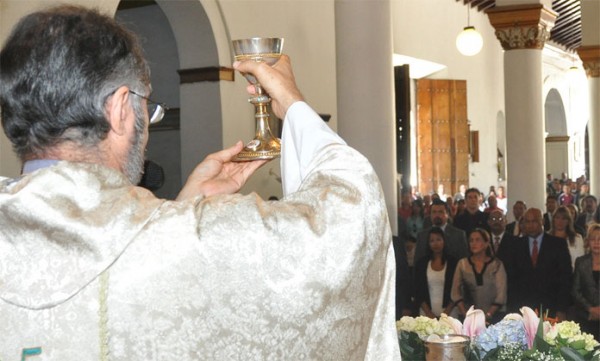“De ser imposible la obtención del vino para la misa, certificado por otra conferencia episcopal, se utilice un vino que sea lo más puro y natural posible” dijo el Cura Benitez en una entrevista a AP