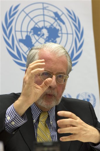 En foto difundida el martes 4 de junio del 2013, el brasileño Paulo Pinheiro, presidente de la Comisión Investigadora sobre Siria presenta su último informe en una conferencia de prensa en Ginebra el lunes 3 de junio. (Foto AP/Keystone,Salvatore Di Nolfi)