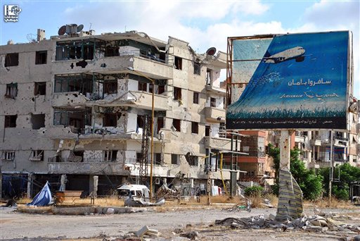 Esta imagen de periodismo ciudadano proporcionada por Lens Young Homsi, que fue corroborada por su contenido y otros informes de la AP, muestra edificios dañados por los conflictos entre combatientes rebeldes y las fuerzas del gobierno sirio en la provincia de Homs, Siria el martes 18 de junio de 2013. (Foto AP/Lens Young Homsi)