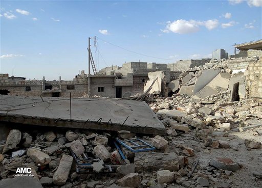 Esta imagen del martes 18 de junio de 2013 proporcionada por Aleppo Media Center AMC muestra casas destruidas por ataques aéreos y bombardeos de tropas del gobierno sirio, en el barrio de Sheik Saad, Alepo, Siria. (Foto AP/Aleppo Media Center AMC)