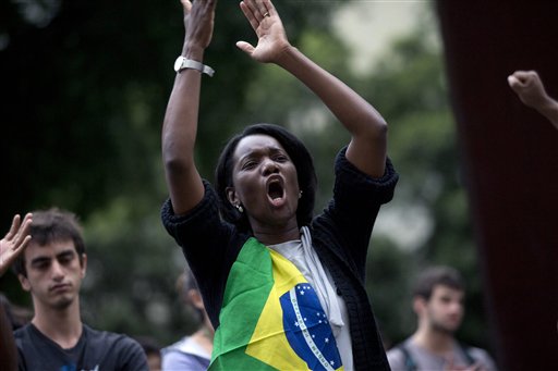Una mujer grita durante una protesta antigubernamental en Río de Janeiro, Brasil, el jueves 27 de junio de 2013. (AP Foto/Silvia Izquierdo)