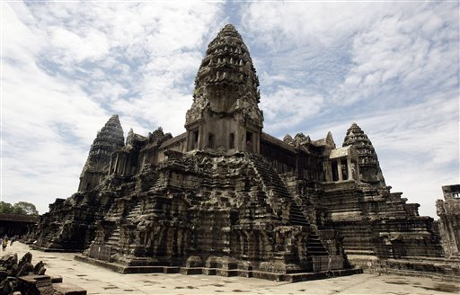 El famoso complejo de templos de Angkor Wat de Camboya, en la provincia de Siem Reap, el 28 de junio de 2012. El hallazgo de una red de avenidas y canales gracias a un escáner láser indica la existencia de una megalópolis que estuvo enlazada con Ankor Wat, se informó el lunes 17 de junio de 2013. (Foto AP/Heng Sinith)