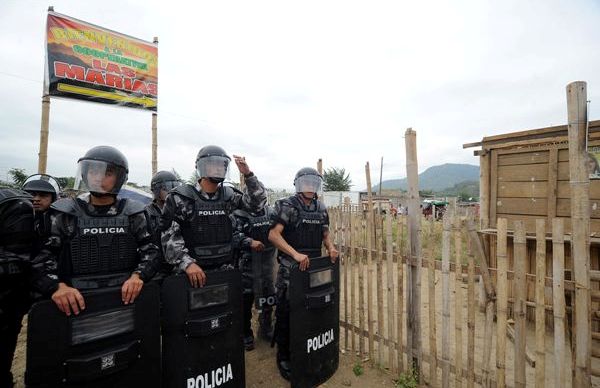 Guayaquil, 18 de Junio del 2013. Continuaron los desalojos en Monte Sinai. Alrededor de 93 casas en la Cooperativa LAS MARIAS seran demolidas. APIFOTO/CÉSAR PASACA