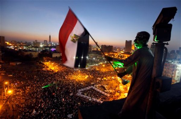 Un manifestante ondea una bandera de Egipto sobre la Plaza de Tharir, epicentro de movilizaciones en El Cairo, donde partidarios del mandatario Mohammed Morsi y opositores han salido a las calles, el viernes 28 de junio de 2013. (AP Foto/Amr Nabil)