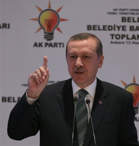 El primer ministro turco Recep Tayyip Erdogan pronuncia un discurso ante alcaldes de su partido en Ankara, Turquía, el jueves 3 de junio de 2013. (AP Foto)