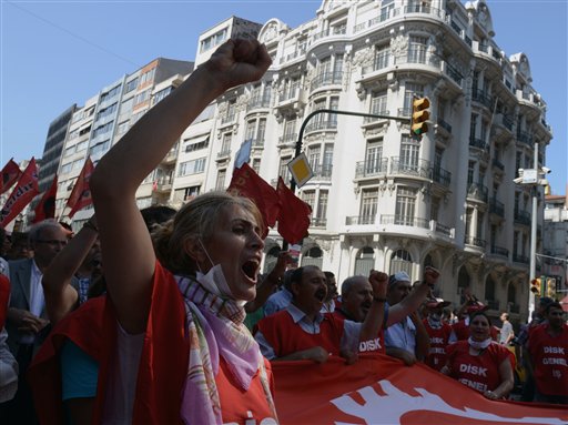 Personas gritan consignas contra el gobierno durante una protesta realizada por sindicatos laborales en Estambul, Turquía, el lunes 17 de junio de 2013. (Foto AP)