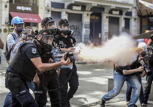 Policías antimotines disparan gas a manifestantes que siguen protestando después de que las autoridades los echaron de un parque en Estambul, Turquía, el domingo 16 de junio de 2013.(Foto AP)