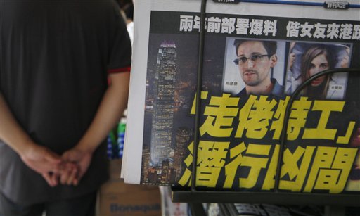 La fotografía de Edward Snowden, ex empleado de la CIA que filtró documentos ultra secretos sobre programas de vigilancia de Estados Unidos, aparece en la portada de un diario en Hong Kong el miércoles 12 de junio de 2013. (Foto AP/Kin Cheung)
