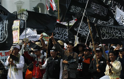 Manifestantes indonesios protestan contra el alza de los precios de los combustibles decretada por el gobierno, en Yakarta, Indonesia, el jueves 20 de junio del 2013. (Foto AP/Achmad Ibrahim)