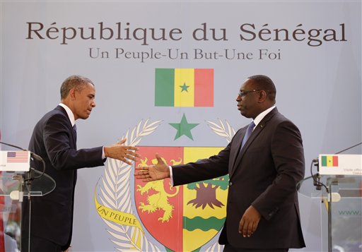 El presidente Barack Obama (izquierda) saluda a su contraparte de Senegal, Macky Sall, tras una conferencia de prensa en el palacio presidencial de Dakar, Senegal, el jueves 27 de junio de 2013. Obama llegó a Senegal el miércoles por la noche en la primera escala de una visita de una semana a tres países africanos. Foto (AP/Rebecca Blackwell)