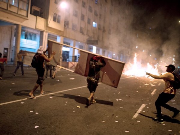 Las protestas alcanzaron su nivel mas alto de violencia la noche de ayer. 