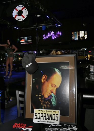 Un retrato en honor al fallecido actor James Gandolfini en el club Satin Dolls, conocido como Bada Bing Club en la serie de HBO "Los Soprano" en Lodi, Nueva Jersey, el jueves 20 de junio de 2013. Gandolfini fue recordado en las ciudades de Nueva Jersey donde se filmó la serie. (Foto AP/Mel Evans)