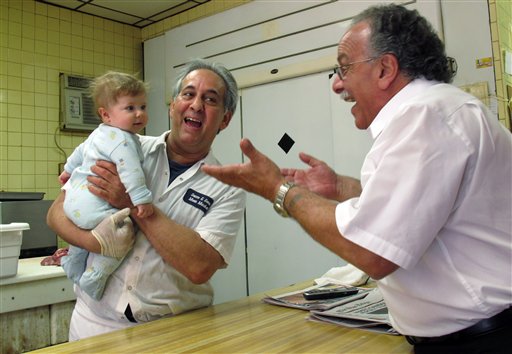 De izquierda a derecha John Sacco Sr, Jack Russo y Pete Canu en la carnicería Sacco's en Elizabeth, Nueva Jersey, el jueves 20 de junio de 2013. Canu y Sacco recordaron al actor James Gandolfini de la serie “Los Soprano” en Nueva Jersey. (Foto AP/Wayne Parry)