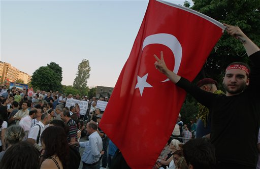 Manifestantes turcos se reúnen para una protesta y foro en la plaza Kizilay en Ankara, Turquía, el martes 25 de junio de 2013. (Foto AP/Burhan Ozbilici)