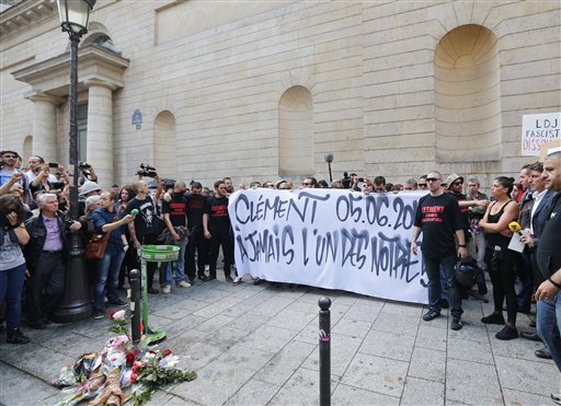 Activistas de izquierda franceses se reunen en el lugar donde Clement Meric, un estudiante de 19 años, fue atacado en París, el jueves 6 de junio de 2013. Meric murió en un hospital por los golpes recibidos durante el ataque de un grupo de cabezas rapadas de extrema derecha en el distrito comercial de la capital parisina. Las autoridades anunciaron el viernes 7 de junio que ocho personas están siendo interrogadas en relación con la muerte del joven. (Foto AP/Jacques Brinon)