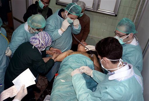 Foto distribuida por la agencia oficial de noticias siria SANA donde se ve a un equipo de médicos atendiendo a una víctima, al parecer, de un ataque químico en la villa de Khan al-Assal, el 19 de marzo de 2013. (Foto AP/SANA, Archivo)
