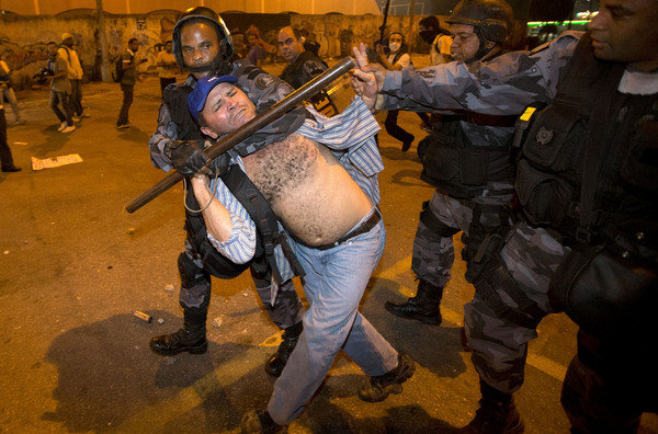 Se han hecho reclamos por parte de grupos a favor de los derechos humanos del trato de la policía a los manifestantes. 
