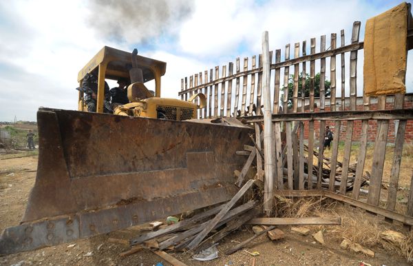 Guayaquil, 18 de Junio del 2013. Continuaron los desalojos en Monte Sinai. Alrededor de 93 casas en la Cooperativa LAS MARIAS seran demolidas. APIFOTO/CÉSAR PASACA