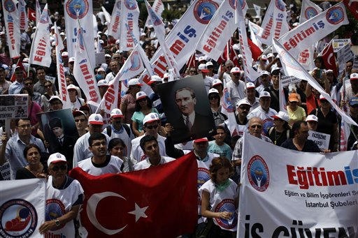 Los manifestantes se concentran en el parque de Gezi, cerca de la Plaza Taksim, en Estambul el miércoles, 5 de junio del 2013, en una concentración antigubernamental. (Foto AP/Kostas Tsironis)