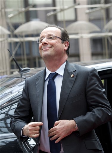 El presidente francés Francois Hollande a su llegada a una reunión cimera de la UE en Bruselas el jueves, 27 de junio del 2013. (Foto AP/Geert Vanden Wijngaert)