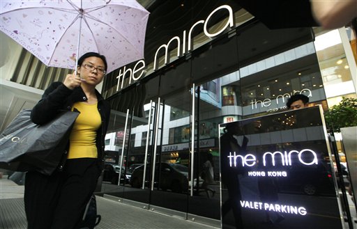 Una mujer camina frente al hotel Mira en Hong Kong el martes 11 de junio de 2013. Edward Snowden, un ex empleado de la CIA que difundió documentos ultrasecretos sobre programas de vigilancia en Estados Unidos, salió de este hotel el lunes luego de hospedarse y no ha sido visto en público en el territorio. (Foto AP/Kin Cheung)