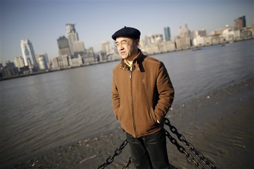 En esta foto del 28 de enero de 2013, el científico estadounidense nacido en China Hu Zhicheng posa junto al río Huangpu en Shanghái, China. (Foto AP/Eugene Hoshiko, Archivo)