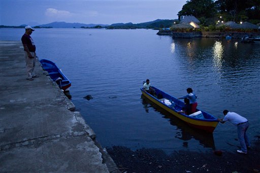 Fotografía de archivo del 7 de junio de 2013 de una persona empujando un bote en el Lago Nicaragua, cerca de Granada, Nicaragua. (Foto AP/Esteban Felix)