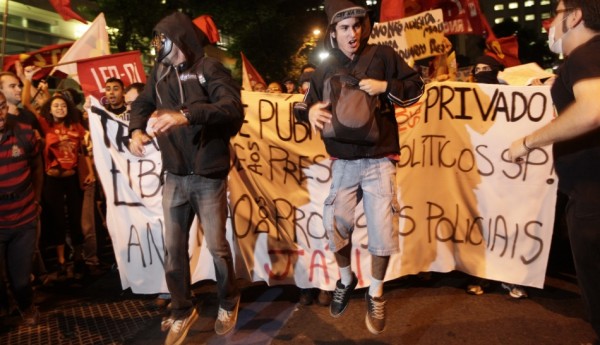 Miles de manifestantes salieron anoche a las calles en las dos ciudades más grandes de Brasil para protestar aumentos en las tarifas del autobús y el metro, y algunos se enfrentaron con policías. (AP)