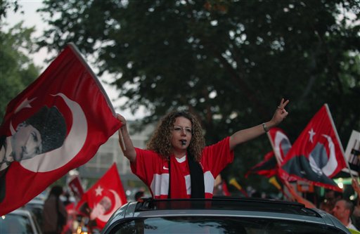Manifestantes ondean una bandera del fundador de Turquía, Kemal Ataturk mientras marchan contra el gobierno en la capital Ankara, el domingo 9 de junio de 2013. (Foto AP/Burhan Ozbilici)