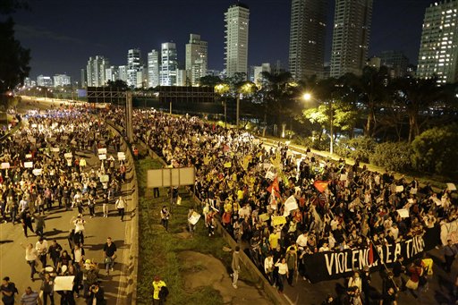 Vista de una marcha de protesta en Sao Paulo el 17 de junio del 2013, durante la disputa de la Copa Confederaciones (AP Foto/Nelson Antoine)