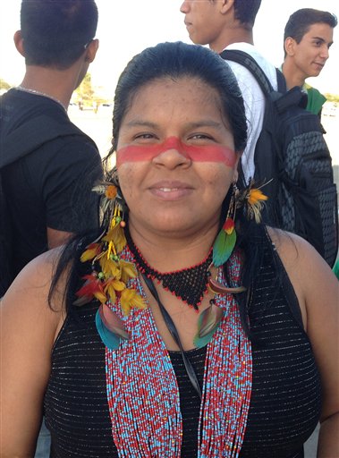 Sonia Guajajara posa para una foto durante una protesta contra el gobierno en Brasilia, Brasil, el jueves 20 de junio de 2013. "Estamos luchando por los derechos de los indígenas, que son pisoteados. Brasil despertó ahora, pero fueron los indígenas los primeros en despertar cuando comenzamos un movimiento por nuestros derechos a las tierras”, dijo la líder comunitaria de 38 años del estado nordestino de Maranhao. (AP Foto/Marco Sibaja)