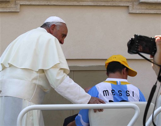 El papa Francisco junto a Alberto di Tullio al final de la audiencia semanal en la Plaza de Sam Pedro del vaticano el miércoles, 19 de junio del 2013. (Foto AP/Alessandra Tarantino)