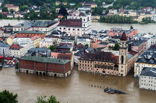 Partes de la ciudad de Passau inundadas por la crecida del río Danubio, en el sudeste de Alemania, el domingo 2 de junio del 2013. Las copiosas lluvias han causado inundaciones en Alemania, Austria, y la República Checa. (Foto AP/dpa, Armin Weigel)