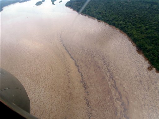 Esta fotografía difundida por Petroecuador el martes 4 de junio de 2013 muestra una imagen aérea del derrame de crudo en el río Coca causado por la ruptura de un oleoductco cerca del volcán El Reventador, en la amazonia ecuatoriana. (AP foto/ Petroecuador)
