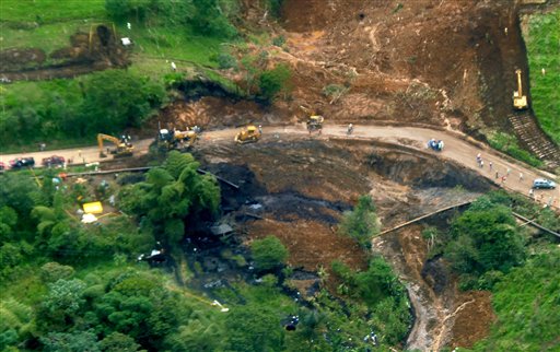Esta fotografía difundida por Petroecuador el martes 4 de junio de 2013 muestra una imagen aérea del sitio de derrame de crudo causado por la ruptura de un oleoductco cerca del volcán El Reventador, en la amazonia ecuatoriana. (AP foto/ Petroecuador)