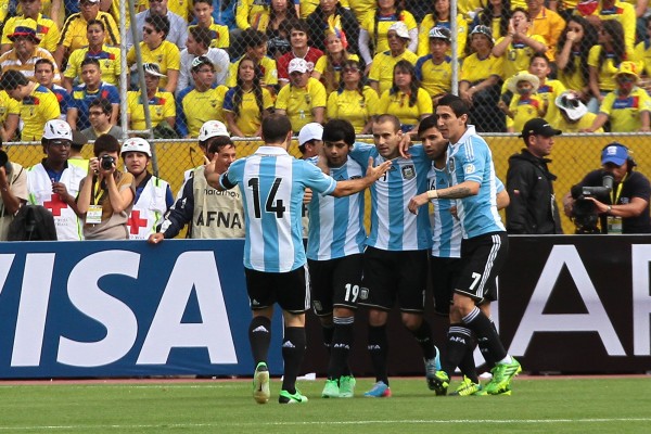 El equipo argentino celebra su primer gol, anotado por Sergio Agüero.