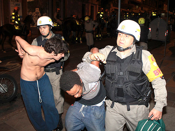 La policía detiene a presuntos agitadores a la revuelta. 