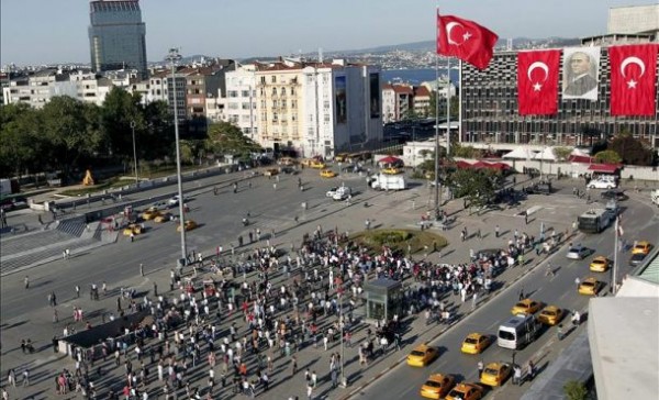 Varias personas participan en una protesta "Duran adam" (el hombre en pie, el hombre erguido), sin proclamas, en silencio, en la plaza Taksim de Estambul, Turquía. EFE