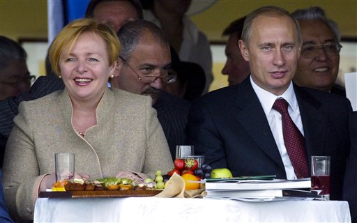 Foto del 3 de julio del 2004 del presidente Vladimir Putin y su esposa Lyudmila en el Hipódromo Central de Moscú. Putin y Lyudmila anunciaron el jueves, 6 de junio del 2013 que se divorcian tras casi 30 años de matrimonio. (Foto AP/Alexander Zemlianichenko)