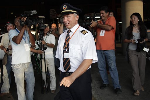 Periodistas rodean a un miembro de la tripulación del vuelo de Aeroflot SU150 en el que presuntamente viajaba Edward Snowden y procedente de Moscú, en el aeropuerto internacional de La Habana, Cuba, el lunes 24 de junio de 2013. (Foto AP/Ramon Espinosa)